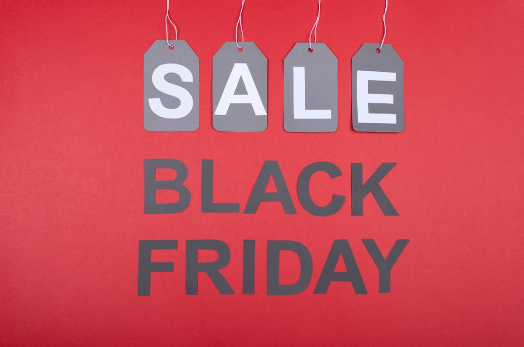 'Sale'-Preisschilder über der Aufschrift 'Black Friday' auf Rot