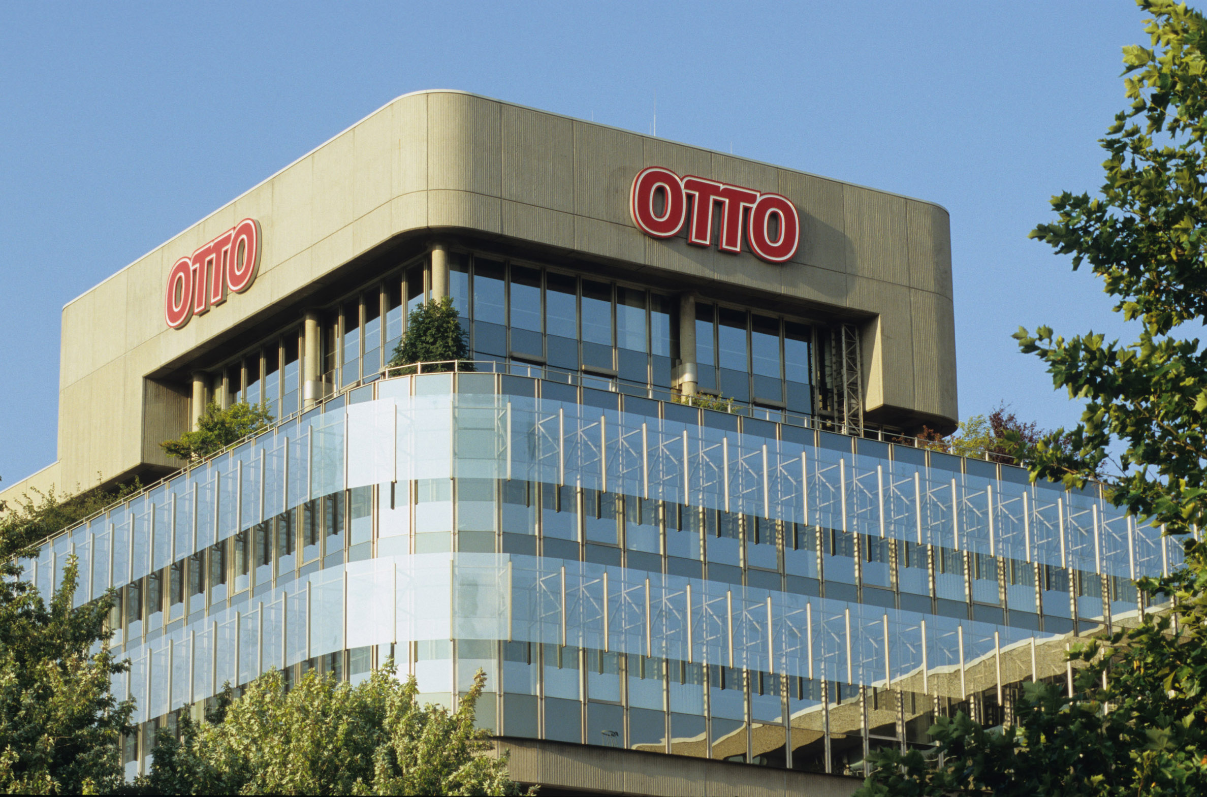 OTTO-Firmenzentrale mit rotem OTTO-Logo vor blauem Himmel